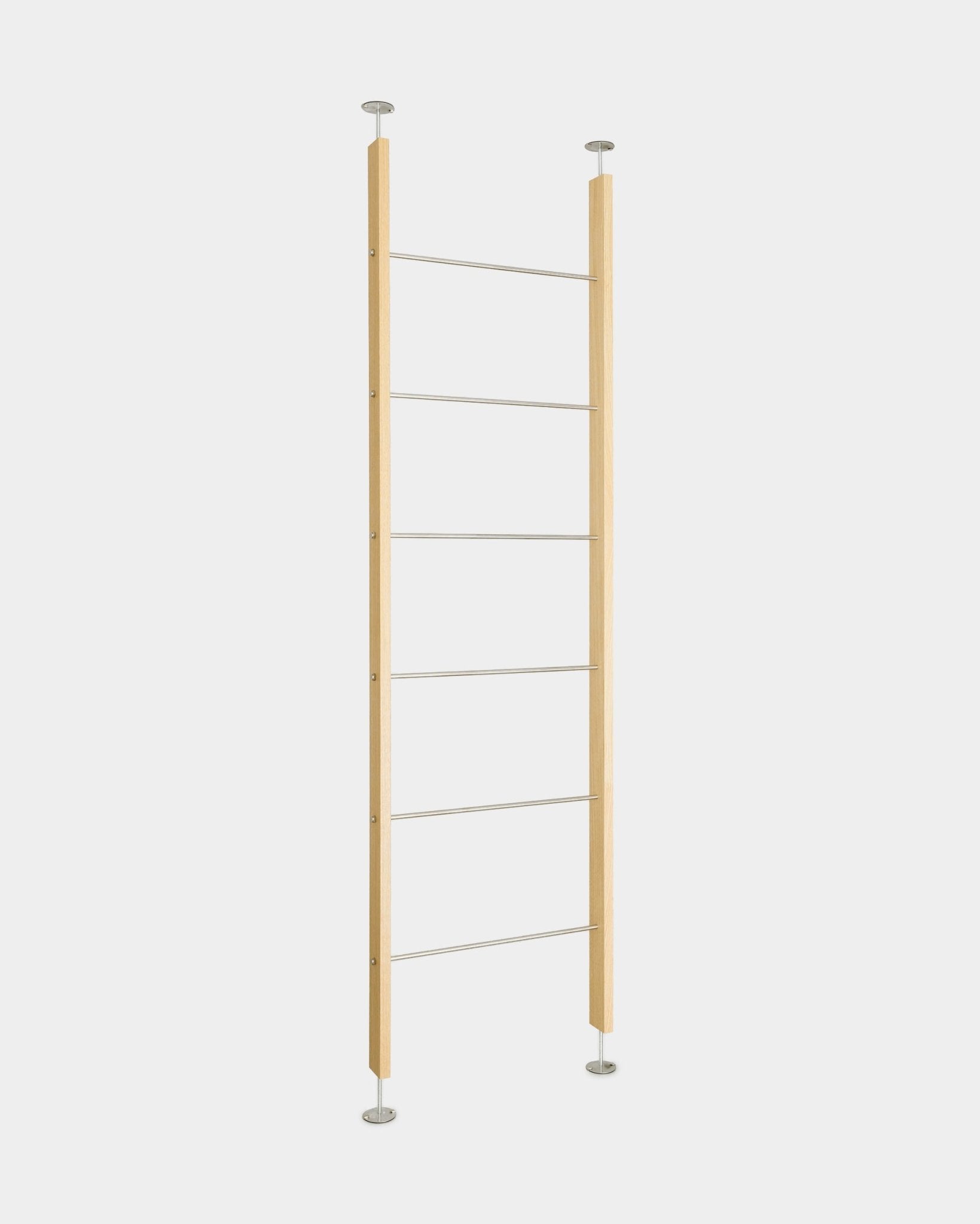 Séparateur de pièce WoodUpp Embrace BM2 (236-252 cm), une structure minimaliste nordique en bois, du sol au plafond, avec six barreaux en métal et des supports ronds.